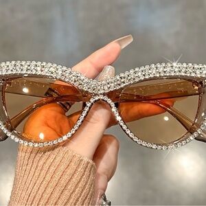🕶️💎 Cat Eye Rhinestone-Embellished Champagne Sunglasses💎